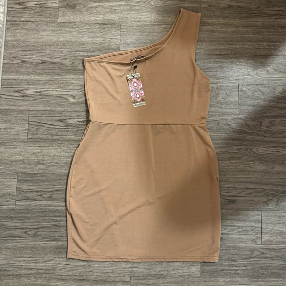 NWT boohoo tan one shoulder mini dress with slit - US size 10 - Picture 2 of 3